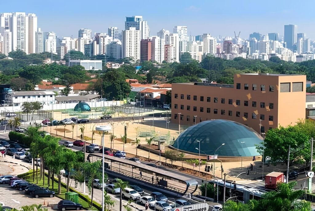 Imagem da estação Moema na Avenida Ibirapuera